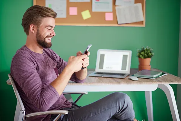 Zzp'er bekijkt belastingvoordelen op zijn telefoon