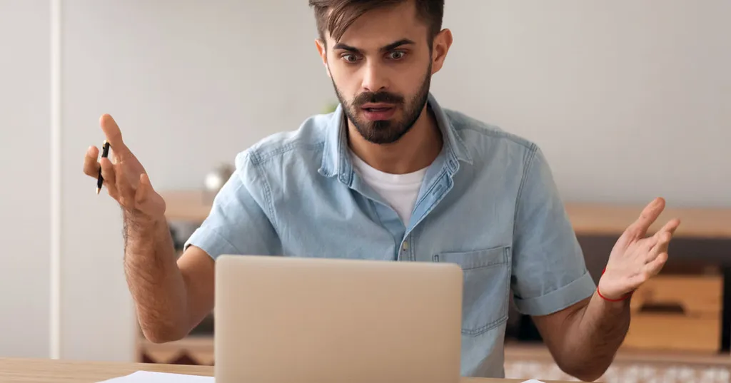 Gefrustreerde ondernemer werkt aan boekhouding in Excel