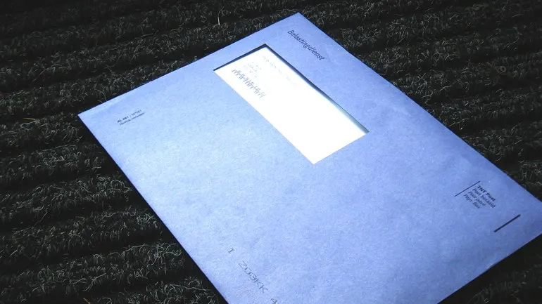 Blauwe envelop van de Belastingdienst voor de btw-aangifte